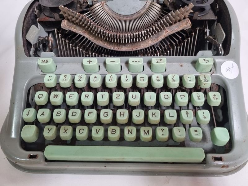 Maquina De Escribir Clásica Funcionando Bien - imagen 4