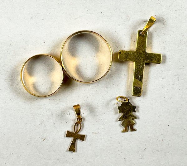 Lote de 4 Piezas: Dos Alianzas y Dos Colgantes (Cruz y Figura Humana) - imagen 1