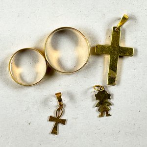 Lote anterior: Lote de 4 Piezas: Dos Alianzas y Dos Colgantes (Cruz y Figura Humana)