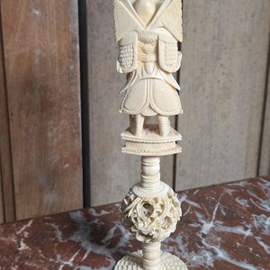 Figura Oriental Tallada en Marfil: Guerrero con Esfera Decorativa, 20cm - imagen 4
