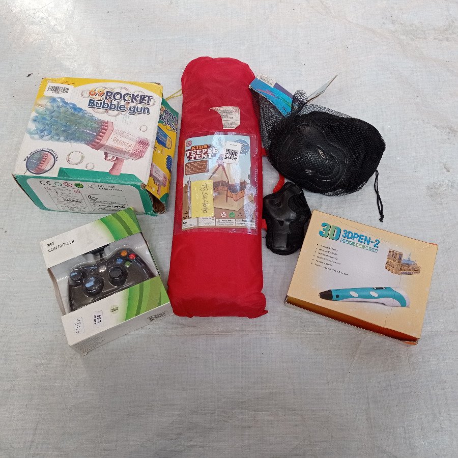 Cinco piezas: pistola de burbujas, lápiz 3D, carpa infantil, rodilleras para rollers y control de xbox 360.