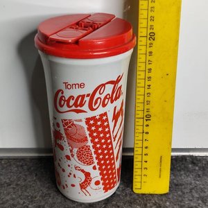 Vaso Grande Coca-Cola Plástico Blanco y Rojo con Tapa - imagen 1