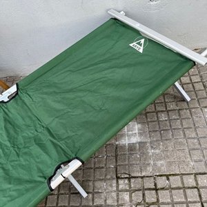 Catre Plegable de Aluminio con 3 Sillas de Hierro y Cuerina, Banqueta y Matera - imagen 3