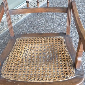 Mecedora Antigua de Madera con Detalles - imagen 4