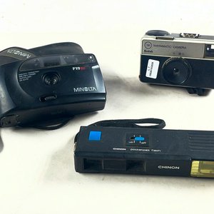 Lote de 3 Cámaras Fotográficas: Minolta, Kodak Instamatic y Chinon Flash - imagen 1
