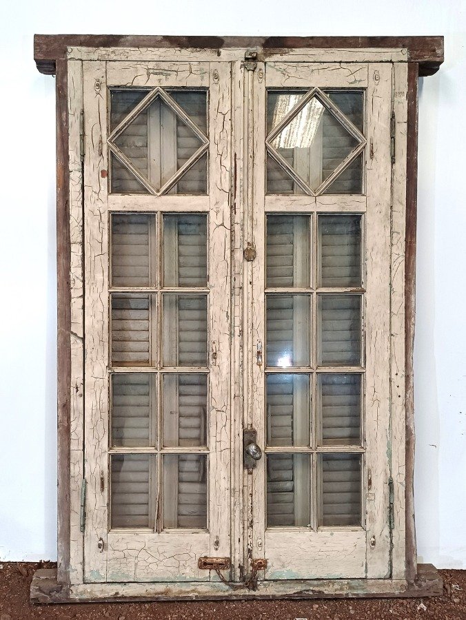 Lote anterior: Ventana antigua de cedro con hojas batientes y marco
