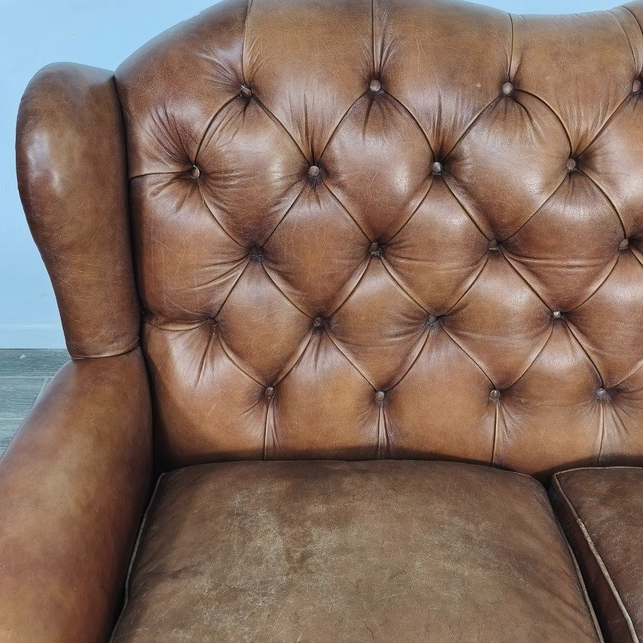 Sillón de cuero capitoneado con respaldo capitoneado y almohadones - imagen 7