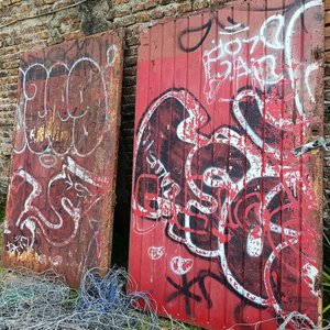 Dos Hojas de Portón Metálico Rojo con Graffiti - imagen 1