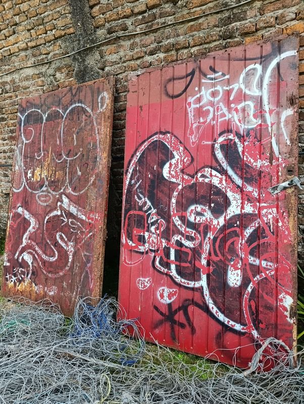 Dos Hojas de Portón Metálico Rojo con Graffiti