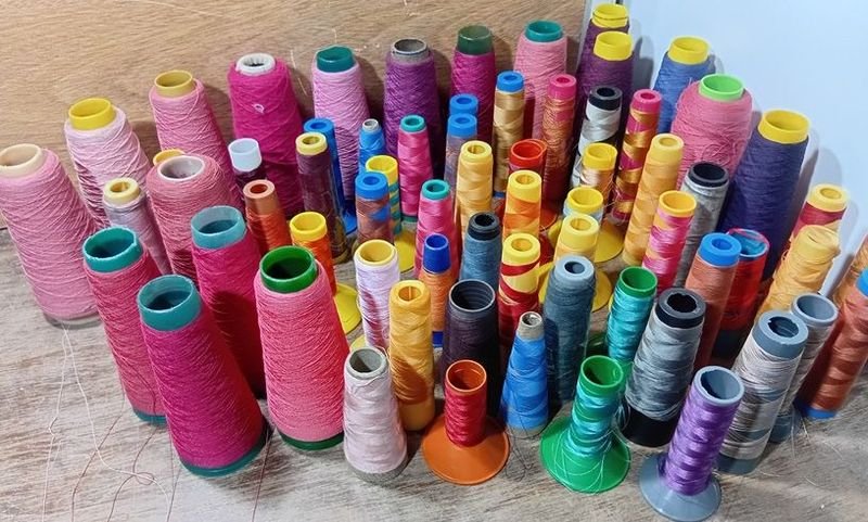 Gran lote de bobinas de hilos de coser - imagen 2