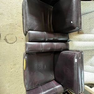 Par de Sillones Individuales Tapizados Marrones con Detalle en Costura - imagen 3