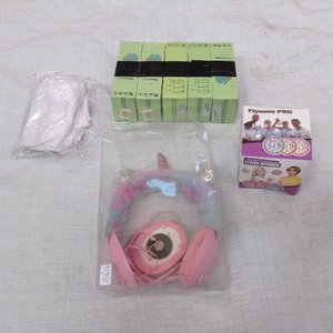 Lote siguiente: Ocho piezas: auriculares de niña + pelota mágica + detectores de mascota.