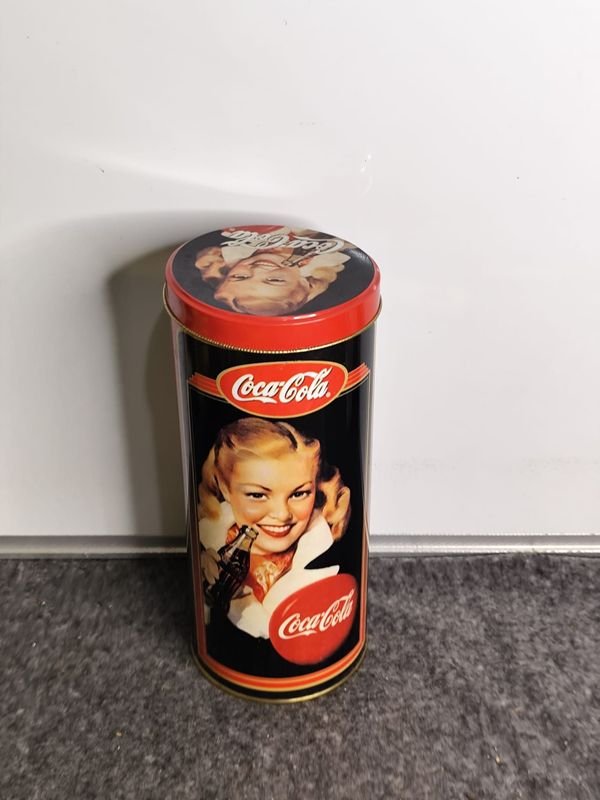 Lata Grande Coca-Cola Vintage con Modelo Femenino - imagen 1