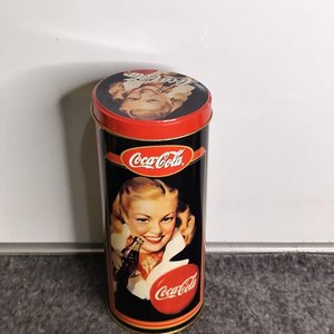 Lote siguiente: Lata Grande Coca-Cola Vintage con Modelo Femenino