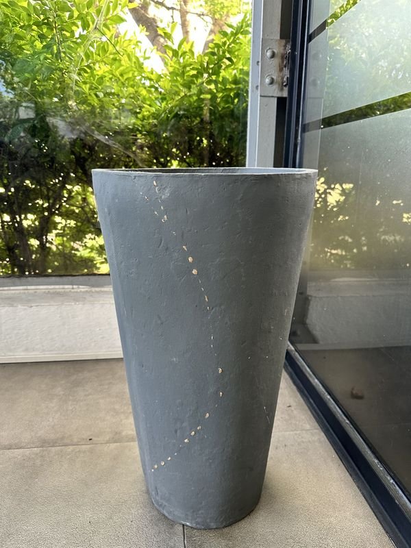 Maceta artificial con forma cónica y detalles de concreto - imagen 5