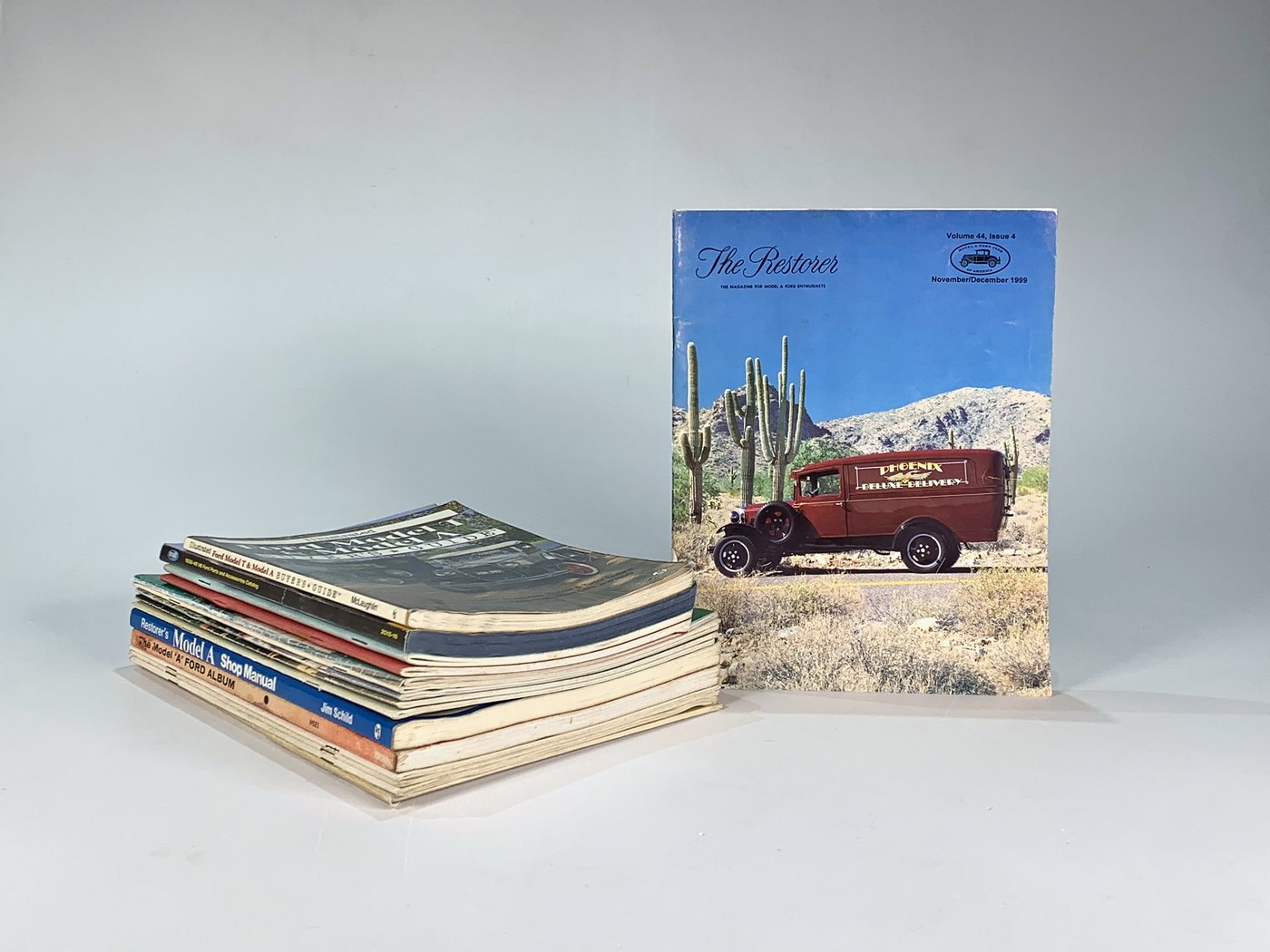 Lote de 16 Revistas "The Restorer" sobre Autos Antiguos Ford en Inglés