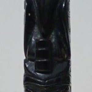 Tótem Haida de Resina Negra Boma, Reproducción de Museo - imagen 1