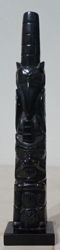 Tótem Haida de Resina Negra Boma, Reproducción de Museo