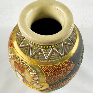 Florero Oriental de Porcelana con Figura y Diseño Intrincado - imagen 2
