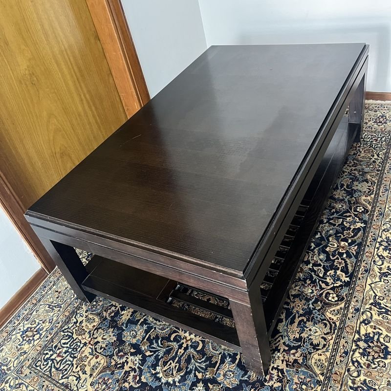 Lote siguiente: Mesa ratona en madera color tabaco con estante inferior