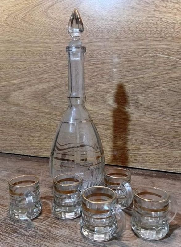 Lote siguiente: Juego de Botellón y Jarritas Antiguas para Colectores