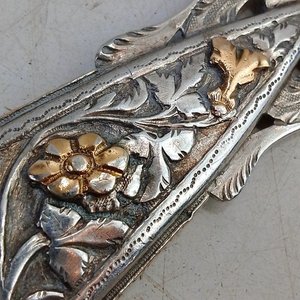 Elegante Boquilla de Tabaco "FALCHA" en Metal Cincelado con Apliques Dorados - imagen 6