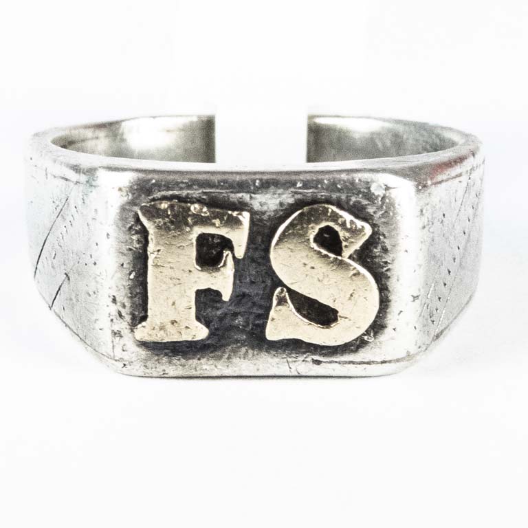 Lote anterior: Anillo de plata con iniciales FS - Detalles en Español