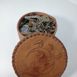 Caja Redonda de Cuero Repujado con Llaves Variadas - imagen 2
