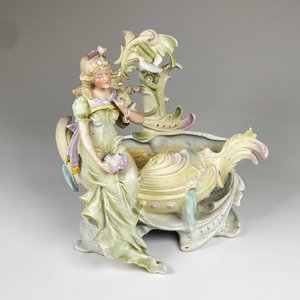 Jardinera de biscuit figura dama sentada, altura 25 cm - imagen 1