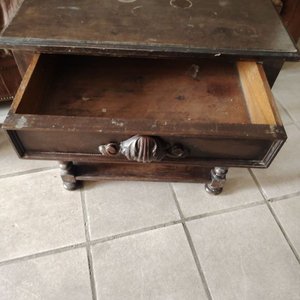Mesa de Luz Antigua de Madera Maciza con Cajón y Estante - imagen 2