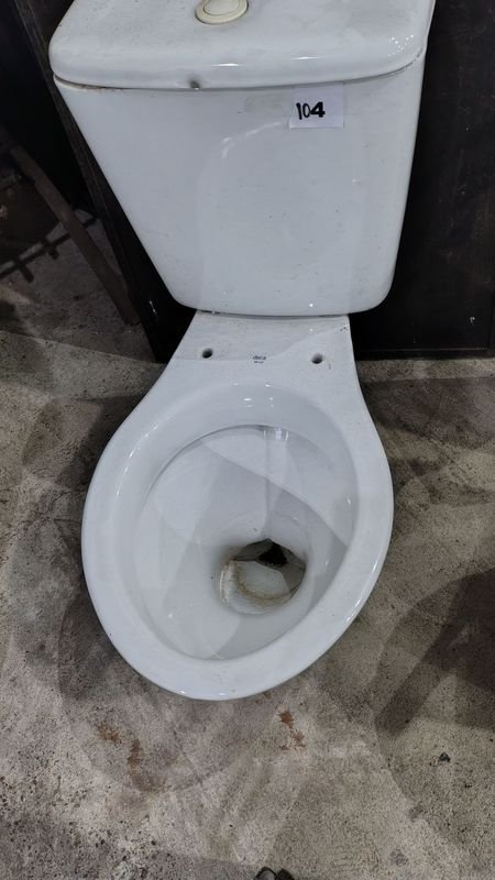 Lote siguiente: Baño con inodoro en mal estado