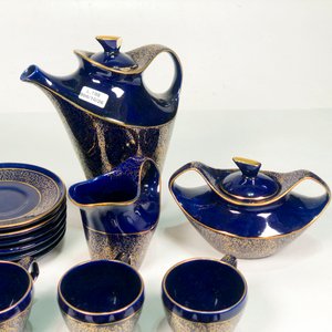 Juego de Porcelana Azul Cobalto con Detalles Dorados: Tetera, Lechera, Azucarero y Pocillos - imagen 4