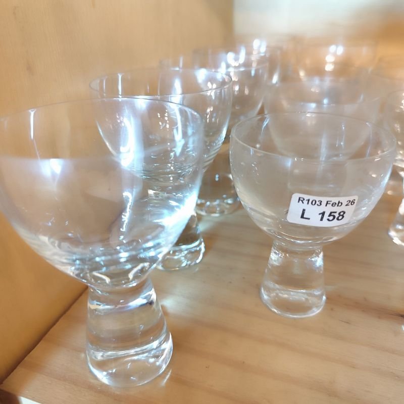 Colección de vasos de cristal claro con formas únicas - imagen 3