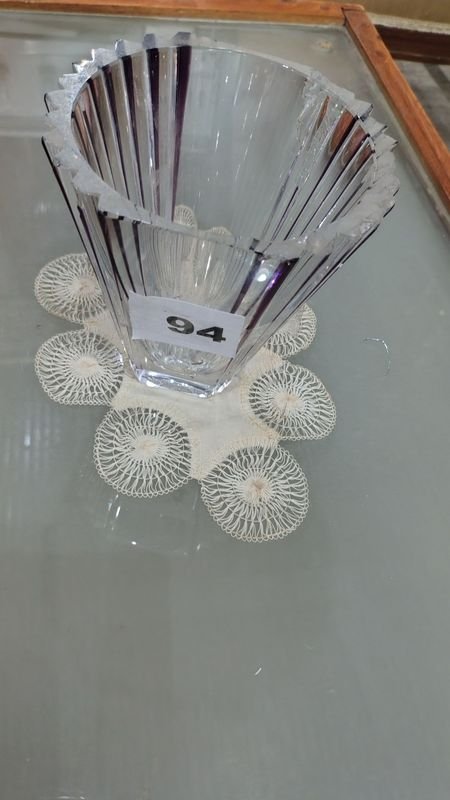 Florero de vidrio con diseño flutado y carpeta de papel - imagen 2