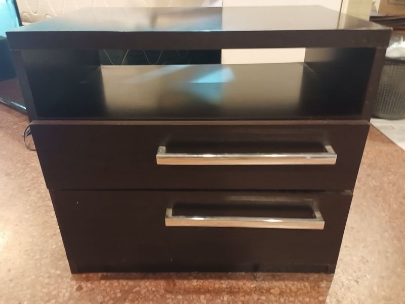 Mesa de luz con dos cajones en excelente condición - imagen 2