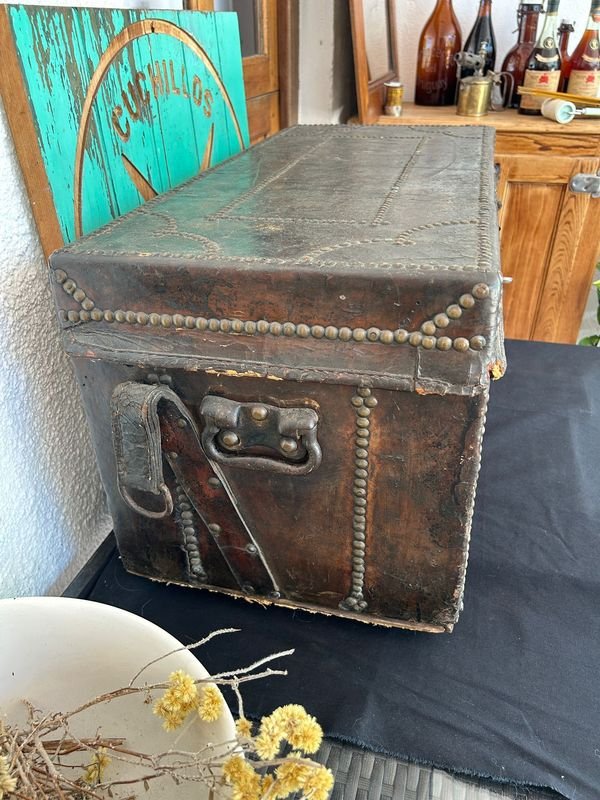 Antiguo baúl de cuero en excelente estado - imagen 5