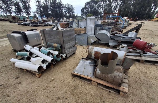 Lote de Materiales Metálicos y Conductos Industriales