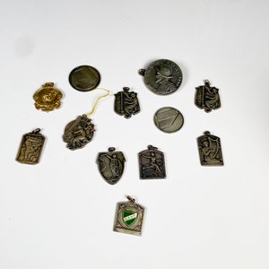 Lote de Doce Medallas Distintivas de Colección - imagen 2