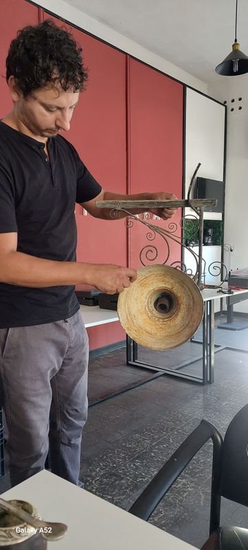 Lámpara de estilo antiguo con forma cónica y acabado metálico - imagen 5