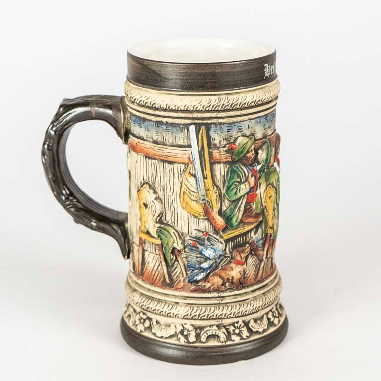 Jarra de cerveza policromada con escenas en relieve - imagen 2