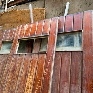 Tres Hojas de Puerta de Cedro con Vidrio y Detalles - imagen 3