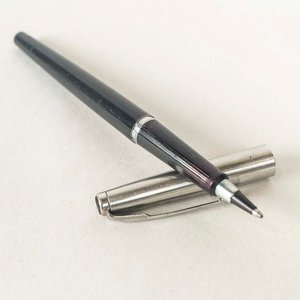Lapicera Parker Clásica Negra y Plateada - imagen 2
