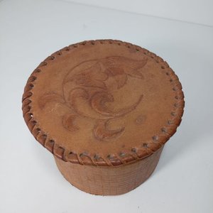 Caja Redonda de Cuero Repujado con Llaves Variadas - imagen 1