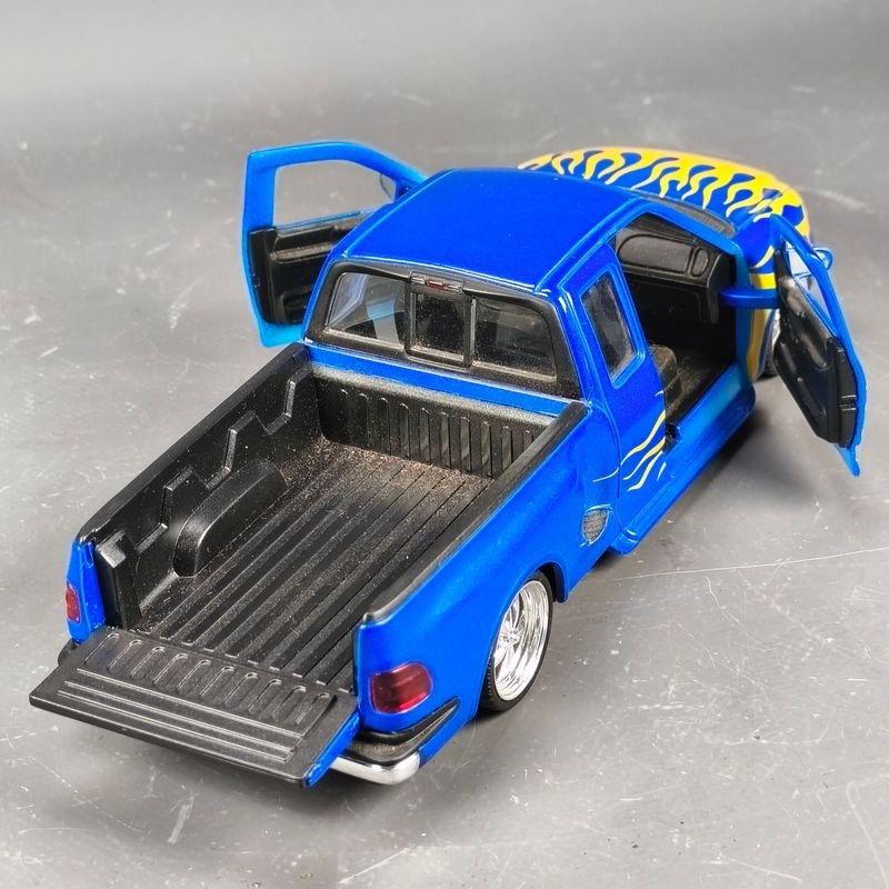 Camioneta Ford F100 escala 1/24 en metal azul con llamas - imagen 4