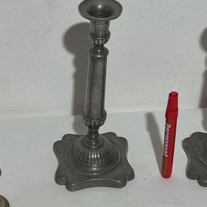 Par de Veladores de Peltre Estilo Clásico - imagen 4
