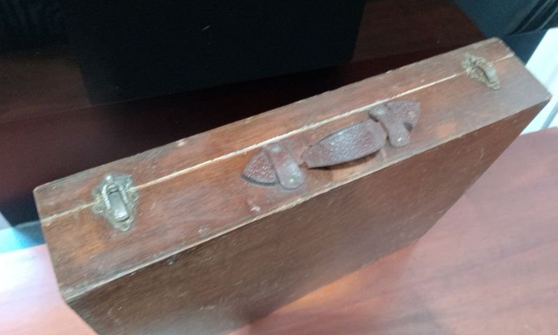 Antiguo botiquín de viaje de madera con emblema médico - imagen 2