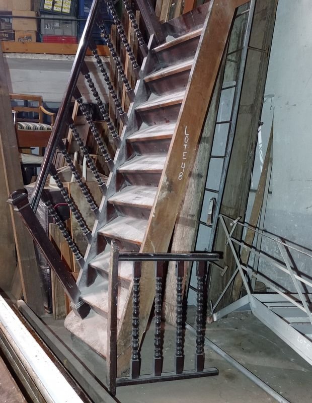 Escalera antigua con barandas torneadas, completamente en cedro - imagen 2