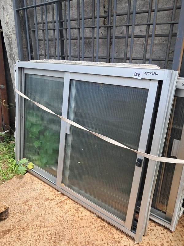 Lote siguiente: Ventanas de aluminio dobles con vidrio baston