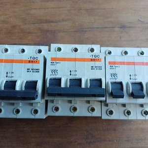 Lote de 3 Disyuntores Termomagnéticos TQC BH17 y BH18 - imagen 3
