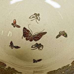 Canasta de Loza Satsuma Decorada con Mariposas y Flores, Asa y Base Dorada - imagen 3